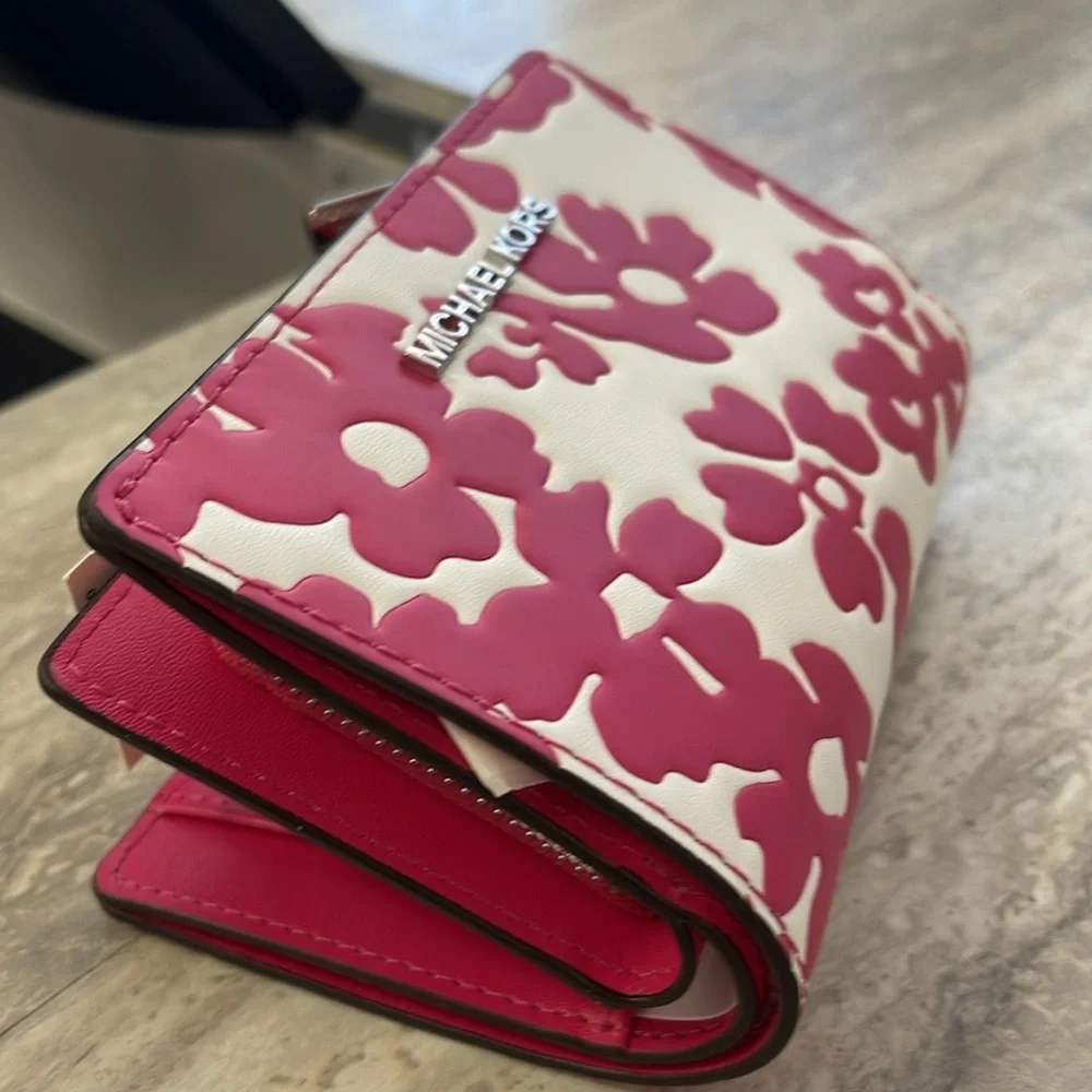 Michael Kors Jet Set Medium Floral Print Bi-Fold Wallet
Dragonfruit
NWT
Pink - Picture 15 of 16
